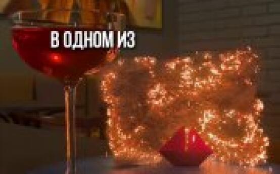 Алые паруса с огоньком в центре ПитераВ баре в центре Петерб…