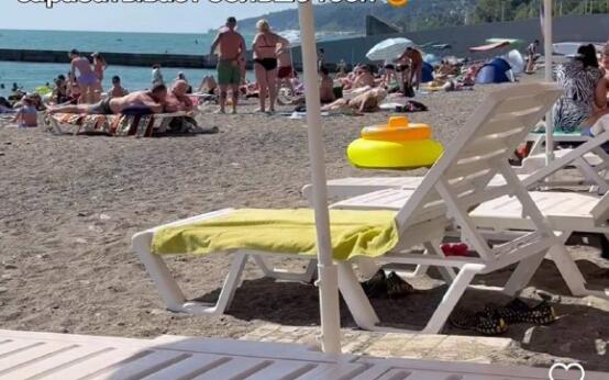 Сочинские бизнесмены зарабатывают на одном пляжном лежаке до…