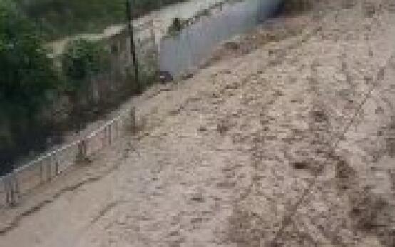 Сильнейший поток воды на Виноградном сносит все на своем пут…