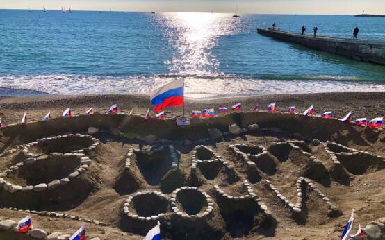 Поздравление с 8 марта появилось на пляже в СочиПодписаться …